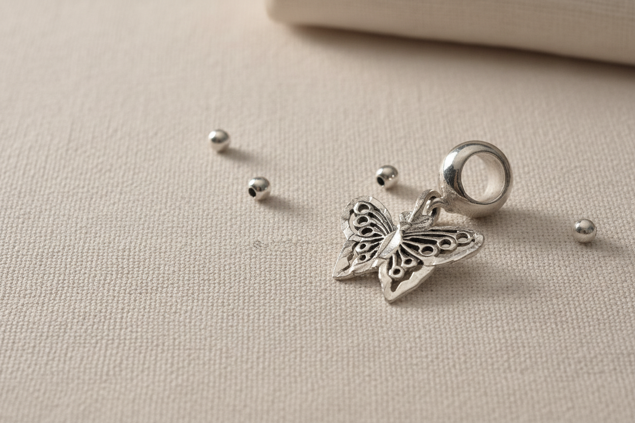 Banner med sommerfugl-charm uten tekst