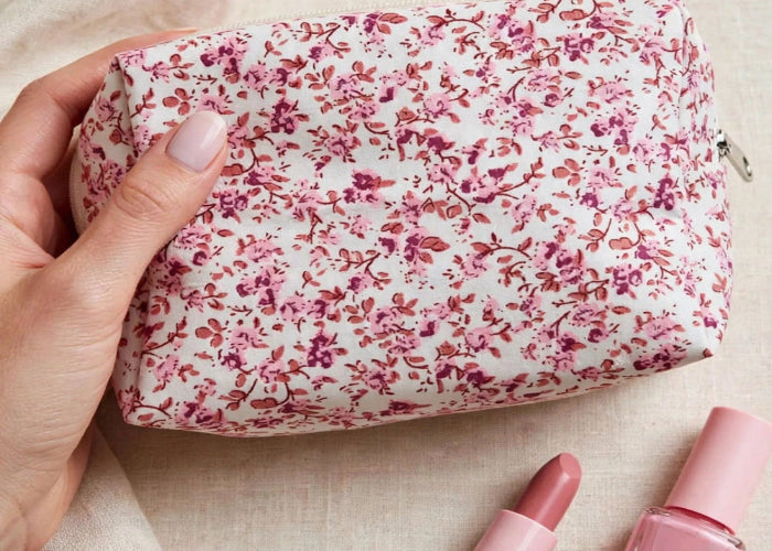 Søt blomstrete sminkepung - GRATIS