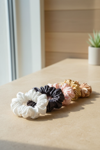 Silk scrunchies – varm beige bakgrunn